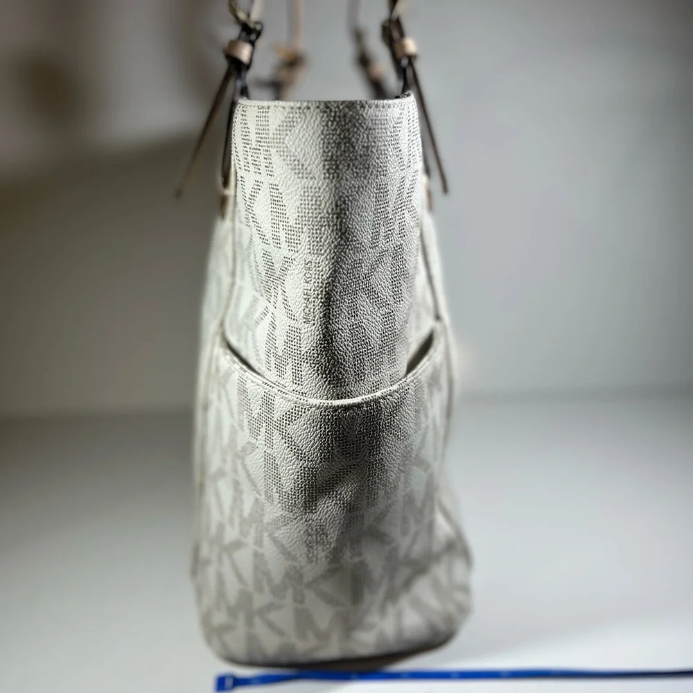 Michael Kors Jet Setter Handbag in crème and tan. - Picture 3 of 12